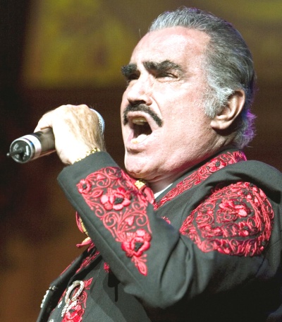 El productor Salvador Mejía insiste en que el cantante Vicente Fernández participe en algún capítulo de la telenovela 'Fuego en la sangre'. (Archivo)