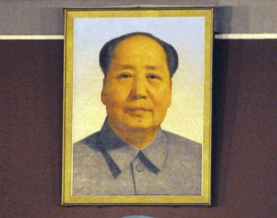 
'Z' (de Zedong): Mao Zedong lideró la revolución que condujo a los comunistas al poder el 1 de octubre de 1949 después de una guerra civil contra los nacionalistas, que se refugiaron tras la derrota en Taiwan. 'El Gran Timonel' yace en un mausoleo situado en la zona sur de la plaza de Tiananmen, ante el que siguen desfilando largas colas de personas para presentar sus respetos al antiguo presidente. EFE