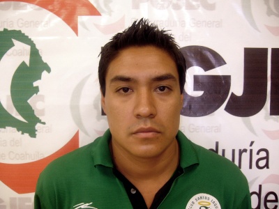 Por los delitos de usurpación de funciones públicas y fraude, fue detenido Miguel 
Ángel Bravo Olivares, en cumplimiento a cinco órdenes de aprehensión giradas 
por el juez quinto del Ramo Penal.