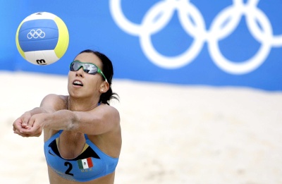 La lagunera Bibiana Candelas y su compañera Mayra García se despidieron del torneo olímpico de voleibol de playa, al caer ante las austriacas. (AP) 