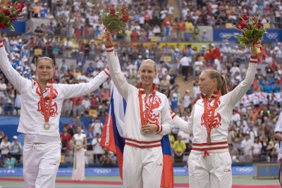  La rusa Elena Dementieva, (cent.), celebra tras proclamarse campeona del oro olímpico en la final individual femenina de tenis de los Juegos Olímpicos de Pekín 2008, hoy 17 de agosto de 2008. (EFE)