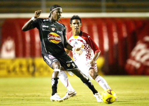Con gol de último minuto del colombiano Hugo Rodallega, Necaxa sacó el empate 2-2 en su visita a Tecos de la UAG. (Jam Media)