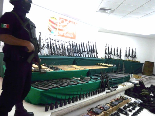 Aseguran arsenal en Chiapas
Fuerzas combinadas del Ejército y policías federales y estatales aseguraron un arsenal de fusiles de asalto, pistolas de alto poder, granadas y miles de cartuchos de diversos calibres, así como una decena de vehículos de lujo, durante operativos relámpagos en la región fronteriza de Chiapas. En las acciones militares-policiacas fueron detenidos siete presuntos delincuentes. (El Universal)