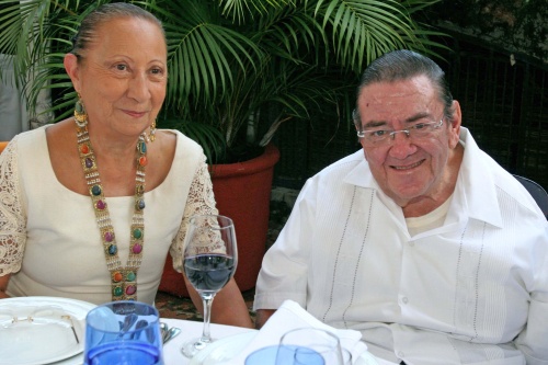 El presidente del Consejo Nacional para Prevenir la Discriminación, Gulberto Rincón Gallardo,  murió al mediodía de ayer tras estar hospitalizado más de 10 días. En la gráfica lo acompaña su esposa Silvia Pavón. (El Universal)