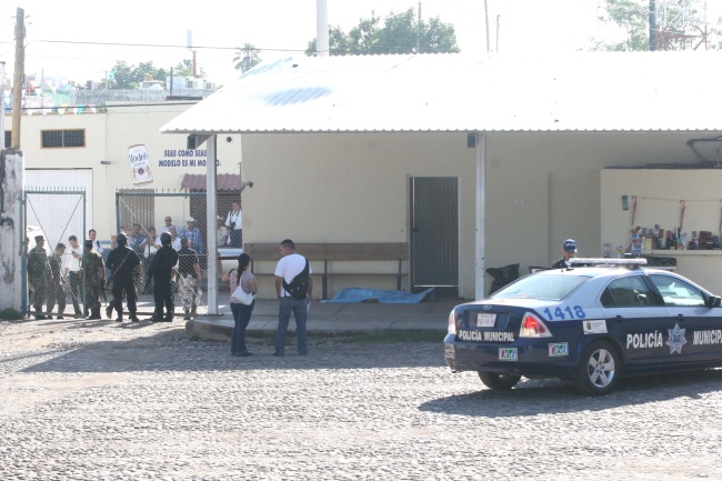 Desconocidos asesinan a balazos a una persona en el interior de una central de autobuses foráneos ubicada en la Avenida Guerreros y calle Ángel Flores. (El Universal)
