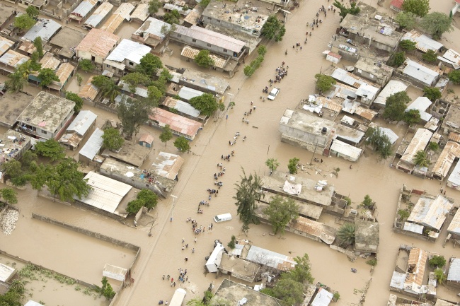 Fotografía aérea en la que se observa la destrucción causada en Gonaives (Haití), tras el paso de la tormenta tropical 'Hanna'. (EFE)
