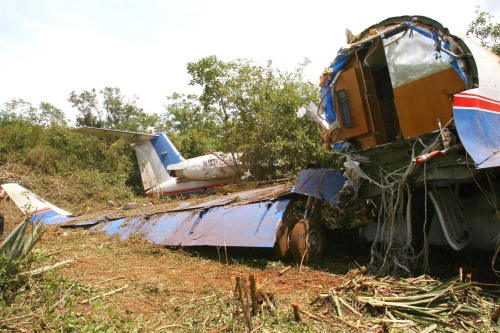  Fotografía de archivo de un jet cargado con cocaína, procedente de Colombia, que fue obligado a descender el 24 de septiembre de 2007 por la Fuerza Aérea Mexicana en inmediaciones en Yucatán. Según trascendió el avión fue  utilizado alguna vez por la Agencia Central de Inteligencia estadounidense (CIA) para trasladar presos a Guantánamo (Cuba) y terminó en manos del narcotraficante mexicano Joaquín 'El Chapo' Guzmán. (EFE)
