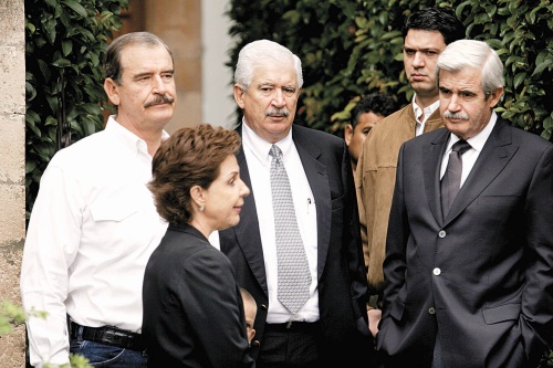 De acuerdo con la denuncia penal, algunas propiedades del ex presidente Vicente Fox estaban en peligro de perderse. En la foto de archivo de 2006 lo acompañan sus hermanos Pablo y José, así como su esposa Marta Sahagún. (El Universal)