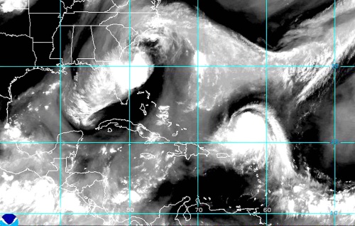 Autoridades del Sudeste estadounidense urgieron ayer a millones de residentes de Georgia, las Carolinas y Virginia a buscar un lugar seguro ante la llegada de la tormenta “Hanna”. (Fotografías de EFE)