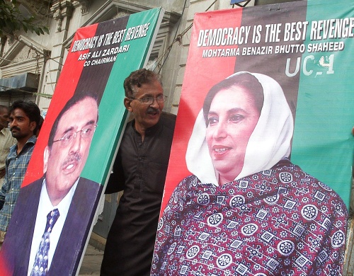 El viudo de la asesinada Benazir Bhutto, Asif Alí Zardari, consiguió hoy la Presidencia de Pakistán y suceder a Pervez Musharraf, al imponerse con una clara mayoría en una votación parlamentaria. EFE