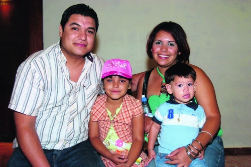 Arleth y Kevin Navarro con sus papás Armando Navarro y Leticia Valenciana.
