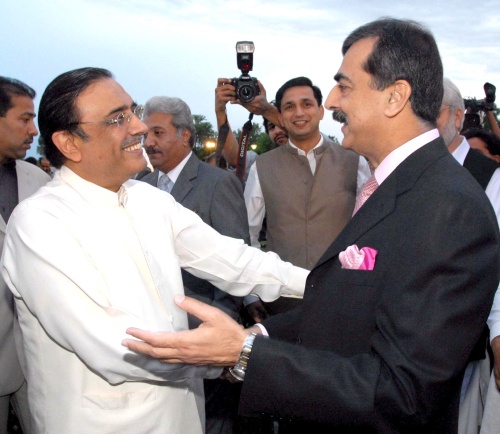 El presidente electo de Pakistán, Asif Alí Zardari (izq.), recibe una felicitación del primer ministro paquistaní, Yusef Reza Gilani (der.), durante una cena de celebración en Islamabad, Pakistán. (EFE)