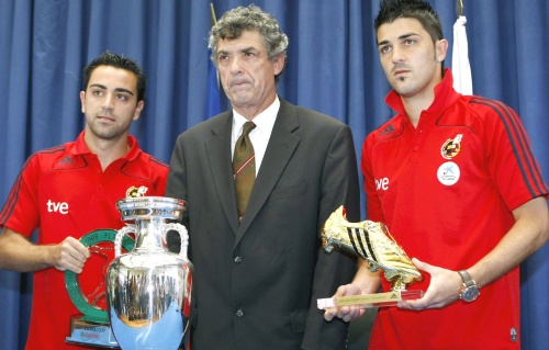 El vicepresidente Villar fue el encargado de entregar los trofeos ante la presencia del plantel ibérico y del técnico Vicente del Bosque.
