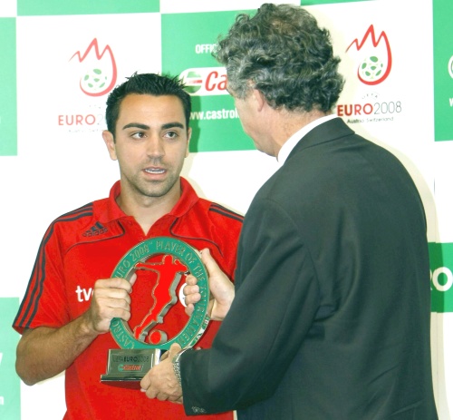 Xavi, mediocampista de Barcelona, le dedicó el premio a sus compañeros con los que consiguió el título europeo al vencer en la final a Alemania.