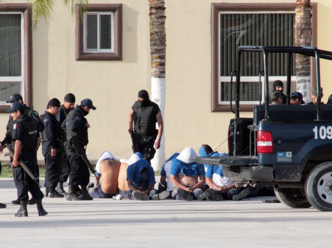Los policías de Torreón tenían el rostro cubierto por sus mismas camisas.