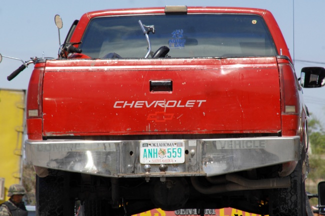 Una versión señala que policías federales detuvieron una camioneta Chevrolet roja cabina y media en la Col. Nueva California, con dos policías municipales de Torreón al parecer en una situación irregular.