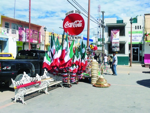 La presencia de vendedores de banderas y artículos acorde con las fiestas patrias recuerda a las autoridades y al pueblo en general la gratitud hacia los héroes de la Independencia, a quienes este día se rinde honores.