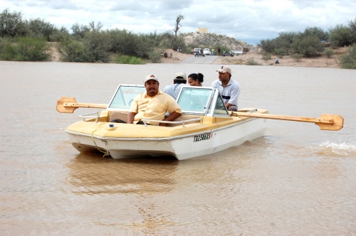 Los habitantes del ejido Guadalupe utilizan lanchas para cruzar el río Nazas, como lo hacían en 1991. (Fotografía de Rafael Ibarra)