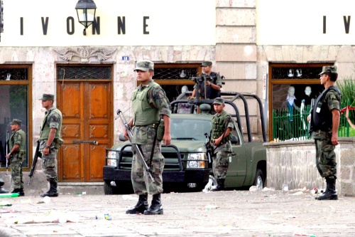 Elementos del Ejército acordonan la plaza Melchor Ocampo y las principales calles del Centro Histórico de Morelia, Michoacán, donde la noche del lunes las explosiones de dos artefactos mataran a 7 personas e hirieron a 132 asistentes a la ceremonia del Grito de Independencia. (El Universal) 