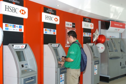 El Banco HSBC cobrará una comisión adicional de diez pesos por cada consulta que en los cajeros automáticos de otros bancos.