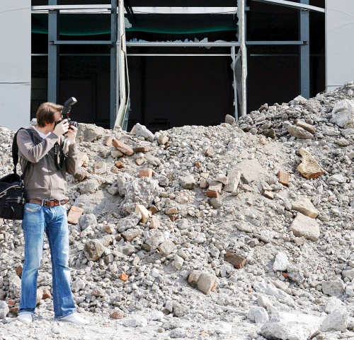 Un fotógrafo retrata el lugar en el que ha ocurrido una explosión en Hattingen (Alemania), el 19 de septiembre de 2008. Diecisiete personas han resultado levemente heridas cuando ha explotado una bomba de 250 kilogramos lanzada durante la Segunda Guerra Mundial por las fuerzas estadounidenses.