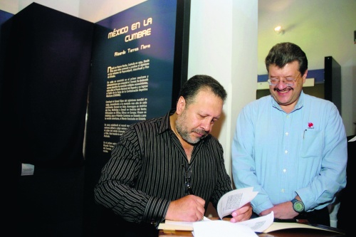 El director general de Peñoles Fernando Alanís y el alpinista coahuilense  Ricardo Torres Nava firmaron el convenio de donación.