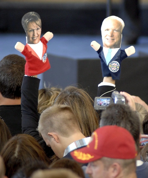 Una seguidora del candidato republicano a la Presidencia de Estados Unidos, John McCain, sostiene títeres de él y de su fórmula vicepresidencial, Sarah Palin, durante un acto de campaña en Blain, Minnesota (EU). Su campaña puso ayer en circulación en Florida un nuevo anuncio televisivo, que tiene como protagonista al presidente de Venezuela Hugo Chávez. (EFE)