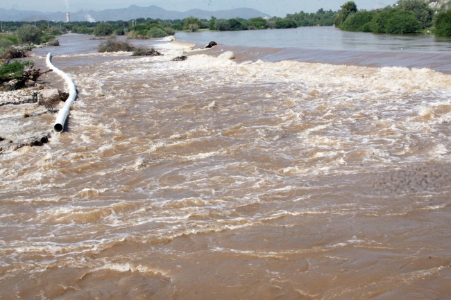 Al incrementarse el caudal a 400 m3/s el agua tomó mayor fuerza afectando la red hidráulica.