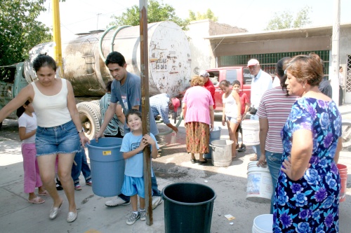 Con el envío de pipas a los sectores más afectados, se busca atender las necesidades básicas de agua de la población, luego del daño que sufrió el sistema que abastece a casi toda la ciudad. 