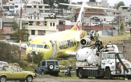 Un avión de pasajeros de la empresa ecuatoriana Icaro se salió de la pista del aeropuerto de Quito cuando despegaba hacia una ciudad de la amazonia, pero el percance no dejó víctimas, se informó oficialmente. (AP)