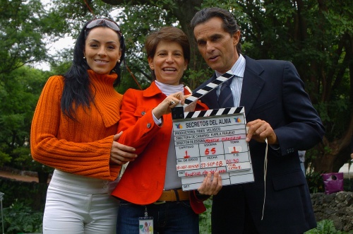 Ivonne Montero, Fides Velasco y Humberto Zurita dieron ayer el claquetazo con el que se iniciaron formalmente las grabaciones de la telenovela. (Jam Media)