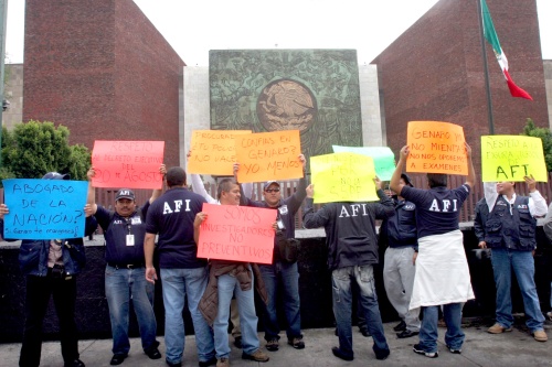 Elementos de la Agencia Federal de Investigación, protestaron frente al Palacio Legislativo de San Lázaro, en donde pedían entrevistarse con diputados. Los inconformes rechazaron integrarse a la PFP. (El Universal)