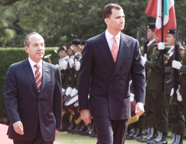 Durante una ceremonia celebrada en la explanada Francisco I. Madero, Calderón recibió al heredero del trono español acompañado de su esposa Leticia. (AP)