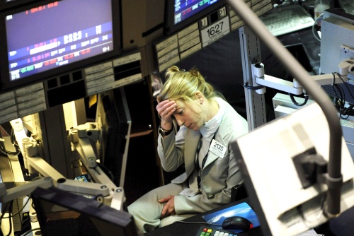 Una operadora bursátil se lamenta por la estrepitosa caída de los mercados financieros que viven actualmente una crisis de confianza. (EFE)