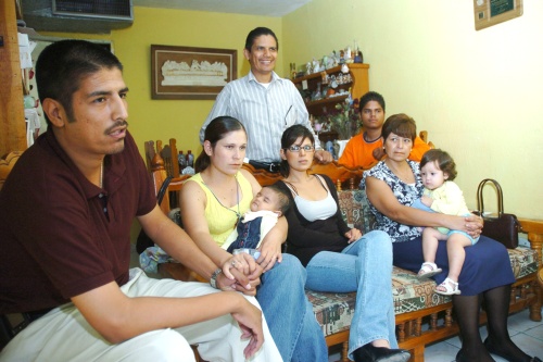 A pesar de que Isaac Ochoa (izq.) a lo largo de sus 25 años ha practicado el deporte de manera profesional, lejos del alcohol, el cigarro y los malos hábitos, el destino lo tiene luchando contra el Síndrome de Marfan. En la imagen aparece en compañía de su familia.