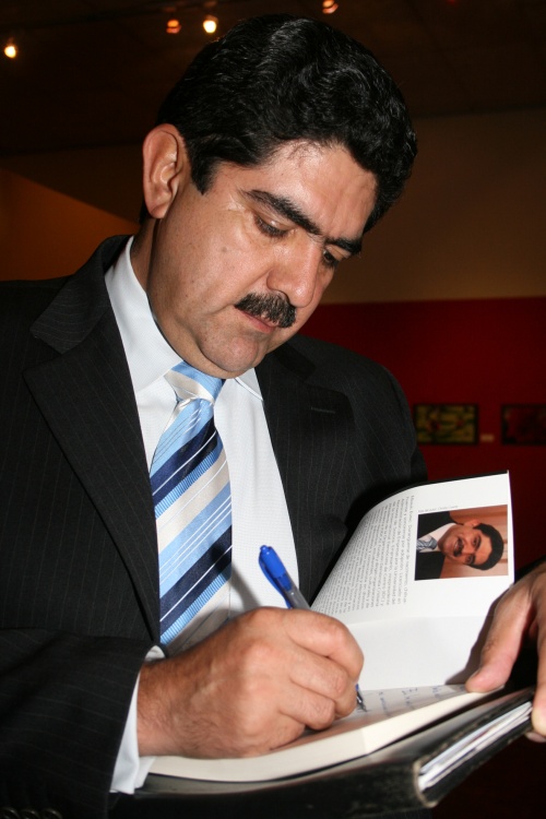 Presenta Manuel Espino su libro Señal de Alerta