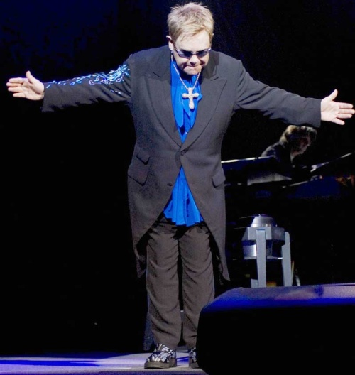 El cantante Elton John actuará en enero del próximo año en Colombia, México y Venezuela como parte de una campaña benéfica de causas sociales en Latinoamérica.


