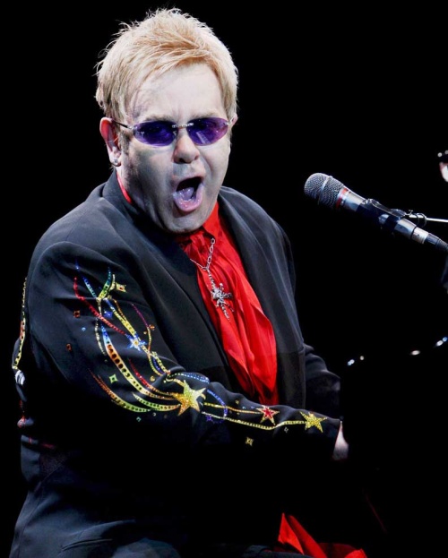 Famoso por éxitos como Your Song, Daniel y Candle in the Wind, Elton John comenzó su carrera en la década de los años 60 y ya fue premiado con cinco Grammys. 