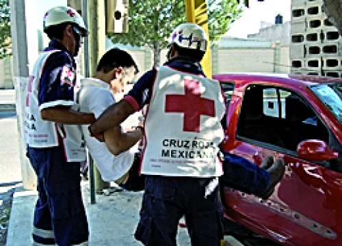 LESIONES. El joven conductor fue auxiliado por los paramedicos de la Cruz Roja.