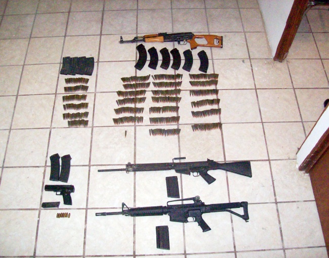 Armas decomisadas por el Ejército.