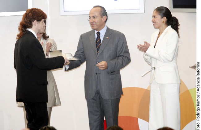 Felipe Calderón le entrega a Andrés Gómez el Premio Nacional de la Juventud, antes de que Andrés lo increpara.