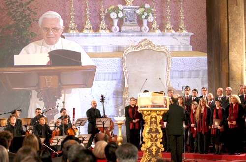 Una pantalla gigante ofrece la imagen del Papa Benedicto XVI iniciando desde El Vaticano la lectura de la llamada “Biblia día y noche”, un recital continuo e integral del Antiguo y Nuevo Testamento durante seis días y siete noches, en la Basílica Santa Cruz de Jerusalén en Roma, Italia. (EFE)