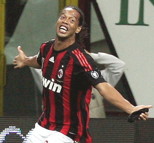 Ronaldinho llegó al cuadro 'rossonero' como la principal contratación para esta campaña, en la cual ha registrado una sola anotación. (Archivo)