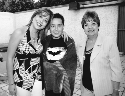 Jesús Eduardo en la compañía de Graciela León González y Graciela González de León.