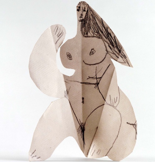 'Le déjeuner sur l'herbe : femme assise', una de las maquetas recortadas en cartón y dibujadas con mina de plomo por Picasso, inspirado en el cuadro 'Le Dejéuner sur l'Herbe', de Manet, expuesta a partir de hoy y hasta el próximo 1 de febrero en el Museo de Orsay, en la exposición 'Picasso/Manet: Le Déjeuner sur l'herbe'. Se trata de una pequeña e inmensa muestra a la vez, que reúne cuarenta óleos, dibujos, maquetas de cartón y grabados que Picasso realizó entre 1954 y 1962 inspirado por 'Le Déjeuner sur l'herbe' (1863), de Edouard Manet, un cuadro cuya visión, en 1932, hizo presentir al artista malagueño 'Dolores para más tarde'.
