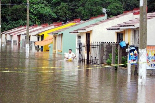 Las intensas lluvias que causó “Marco” en la zona centro del estado provocó inundaciones en el fraccionamiento San José de esta ciudad. (El Universal)