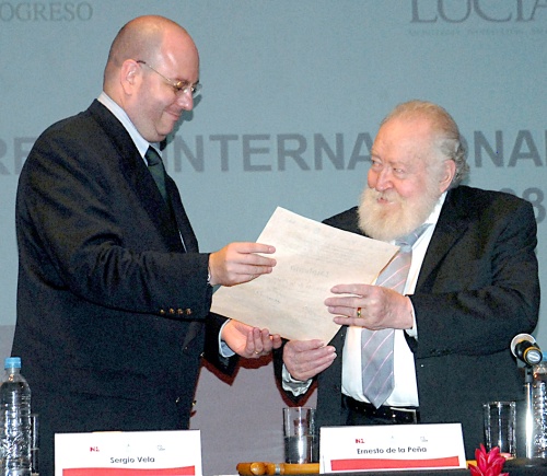 Ernesto de la Peña recibió de manos  de Sergio Vela, el Premio Alfonso Reyes 2008.