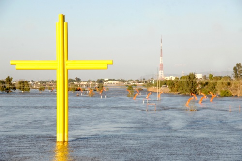 Ya se cumplió un mes desde que el Nazas recuperó su cauce. En la imagen se observa la Cruz del Centenario parcialmente bajo las aguas del río a la altura de la zona conurbada. (Fotografía de Ramón Sotomayor)