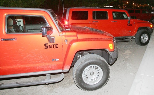 La maestra Gordillo regaló 12 Hummer a dirigentes del SNTE, durante la reunión en Hermosillo, Sonora. (El Universal)