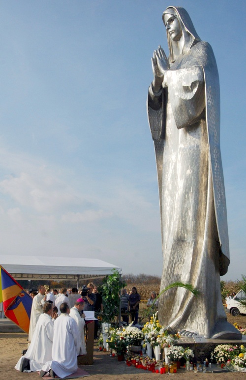 La estatua más alta del mundo de la Virgen María es vista por cientos de visitantes en la localidad de Hercegszanto, a 190 kilómetros de Budapest, Hungría. La estatua que pesa dos toneladas y mide 10.53 metros de largo ha sido emplazada en Vodica-Mariakert un lugar de encuentro para los peregrinos húngaros y donada por Sandor Voo que actualmente reside en Estados Unidos. 